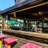 Genießen Sie entspannte Stunden in unserem Biergarten.