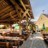 Genießen Sie entspannte Stunden in unserem Biergarten.