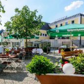 Genießen Sie entspannte Stunden in unserem Biergarten.