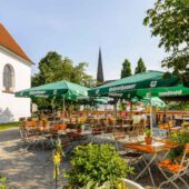 Genießen Sie entspannte Stunden in unserem Biergarten.